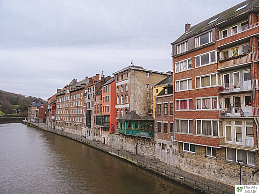 Namur - Kamienice nad rzeką Mozą obserwowane z mostu