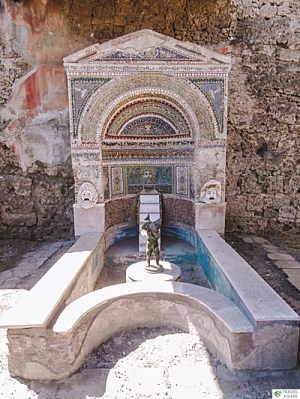 Pompeje - Nimfeum - fontanna budowana na wzór greckich kaplic poświęconych nimfom