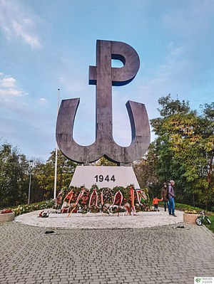 Pomnik symbolu Polski Walczącej - nie sposób zapomnieć nazwy wzgórza