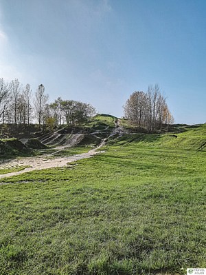 Trasa do terenowej jazdy rowerem u podnóża Górki Kazurki