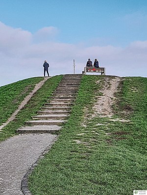 Na szczycie Kopy Cwila jest ławka i słup - pozostałość po wyciągu narciarskim.