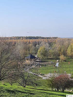 Z Górki Kazurki można obserwować samoloty startujące z Okęcia.