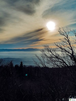 Ślęża - widok ze szczytu w stronę gór. Słońce mocno świeciło tego dnia nad horyzontem.